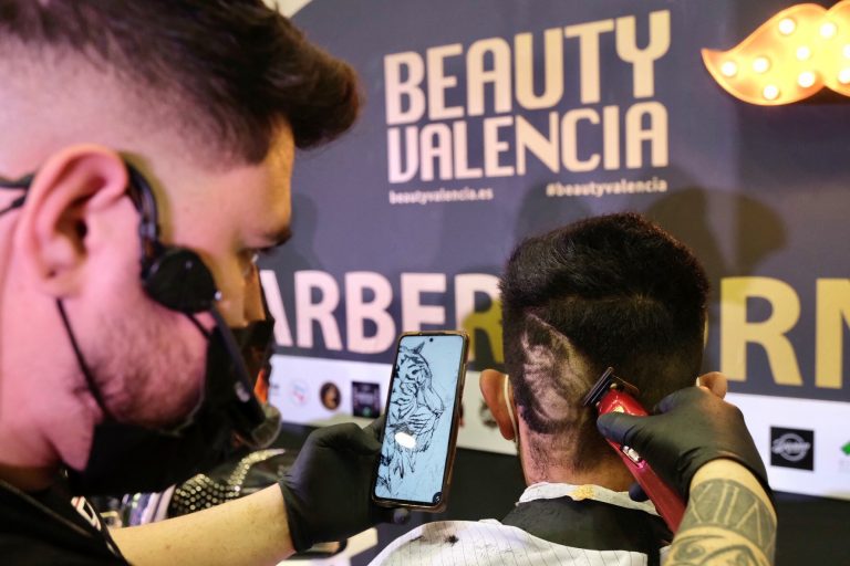 Lee más sobre el artículo TODOS LOS ESTILOS EN BARBER CORNER, HASTA TATUAJES EN EL CABELLO